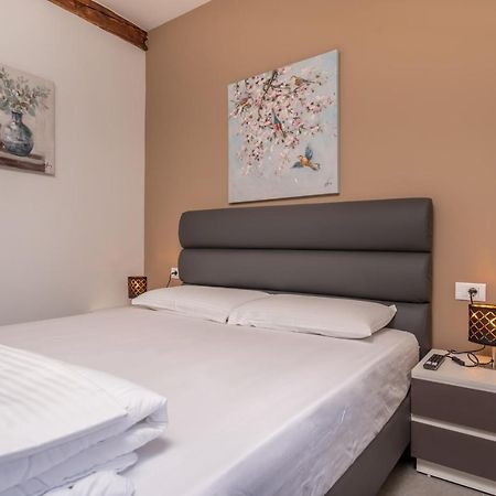 Aaa Apartments & Rooms With Free Parking Пула Экстерьер фото